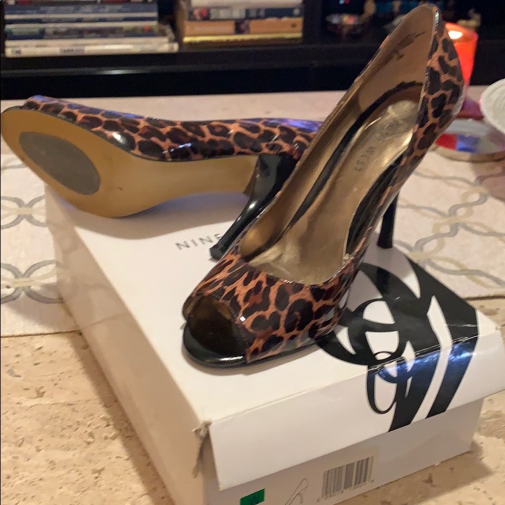 Shiny brown blk peep tor heels